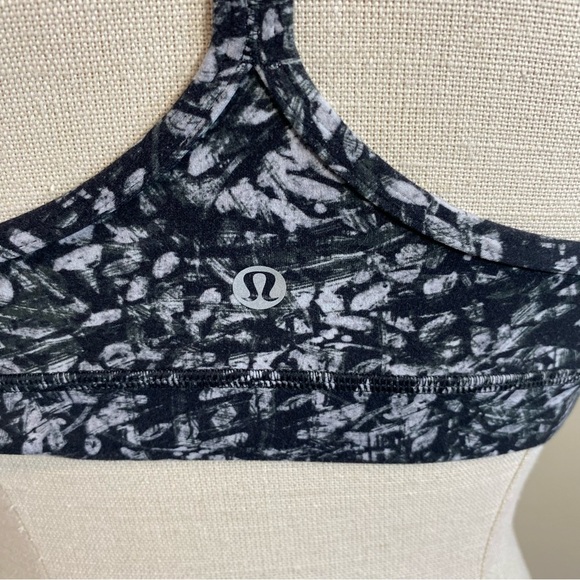 Lululemon - Black/gray pattern sports bra - Size 2 - Picture 4 of 6